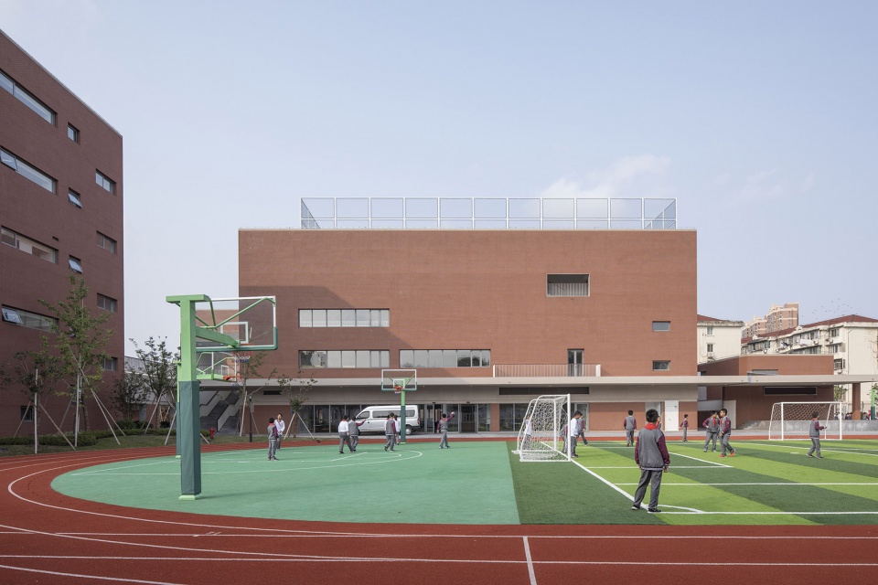 the huafa road south campus of shanghai xuhui high school china by atelier deshaus
