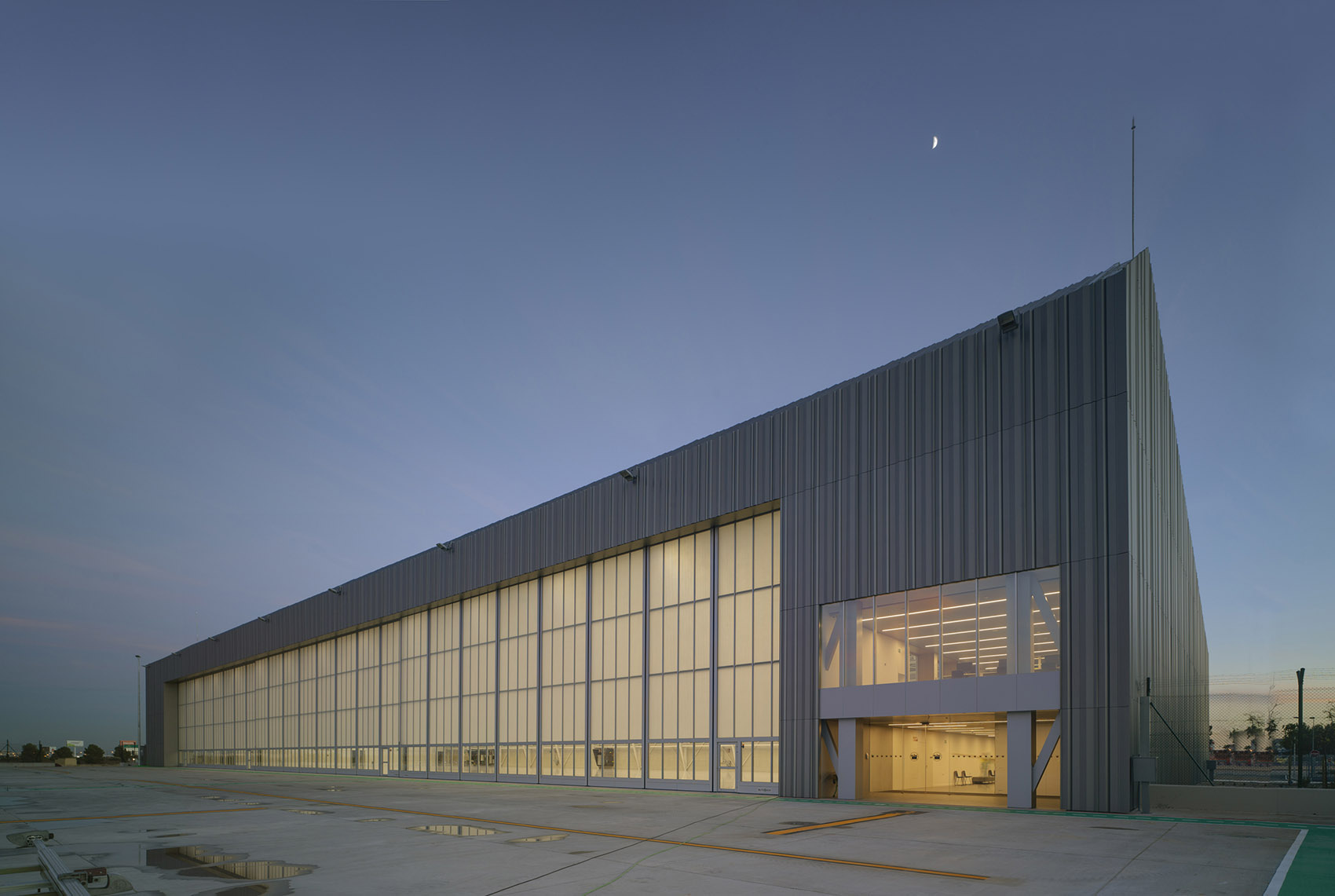 Private Terminal at Manises Airport by ERRE arquitectura
