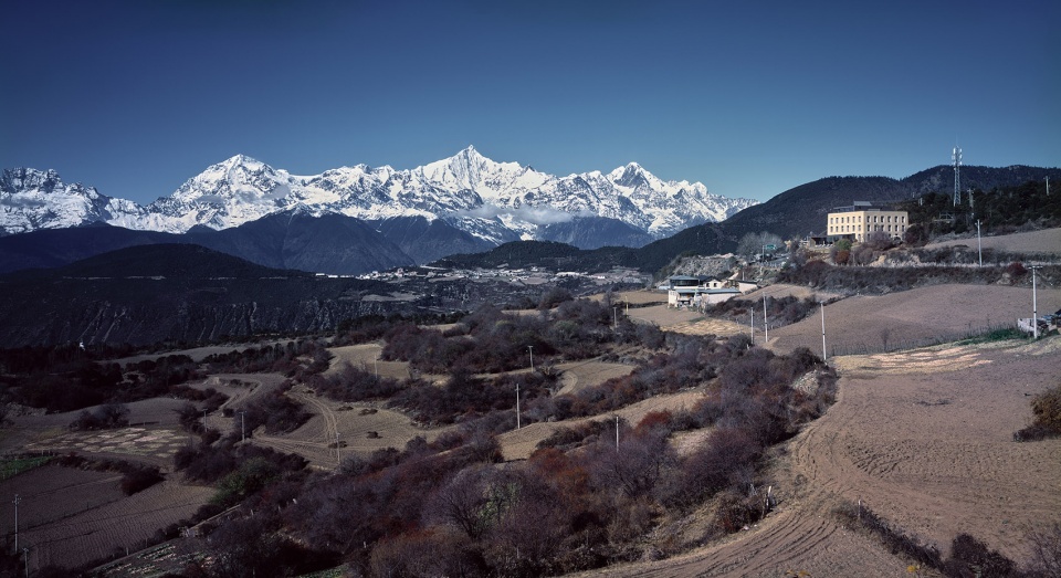 sunyata hotel in meili snow mountain china by zhaoyang architects