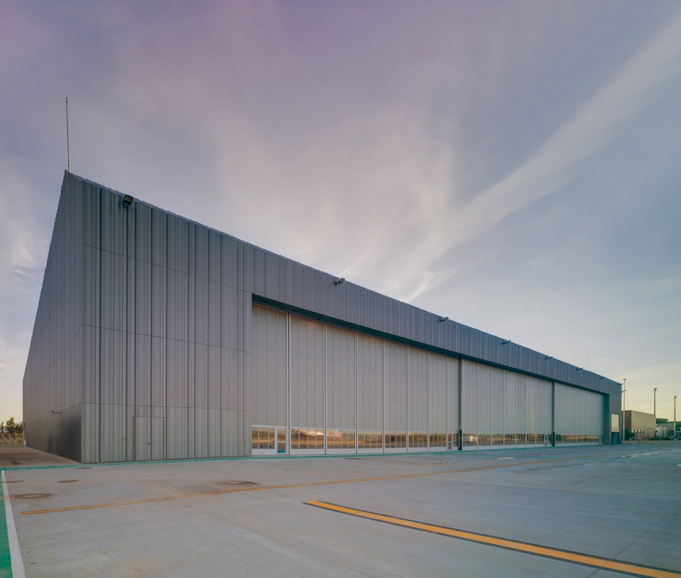 Private Terminal at Manises Airport by ERRE arquitectura