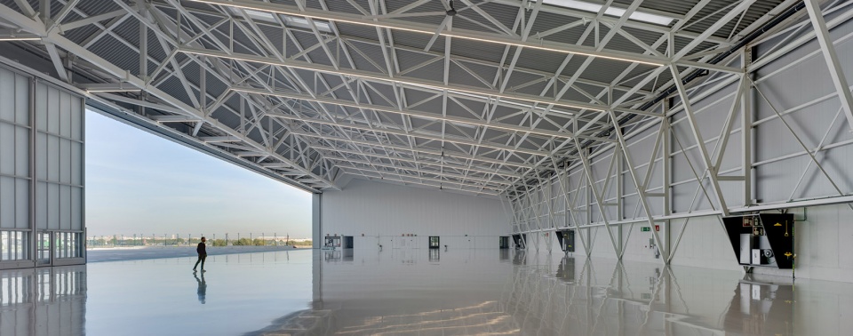 Private Terminal at Manises Airport by ERRE arquitectura