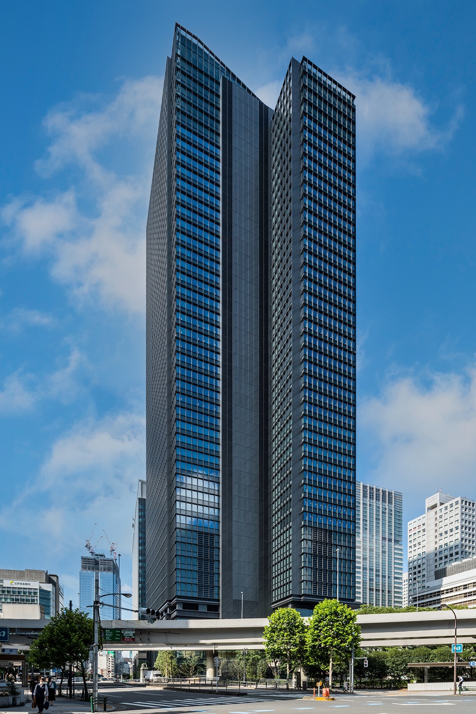 tokyo torch tokiwabashi tower by mitsubishi jisho sekkei inc