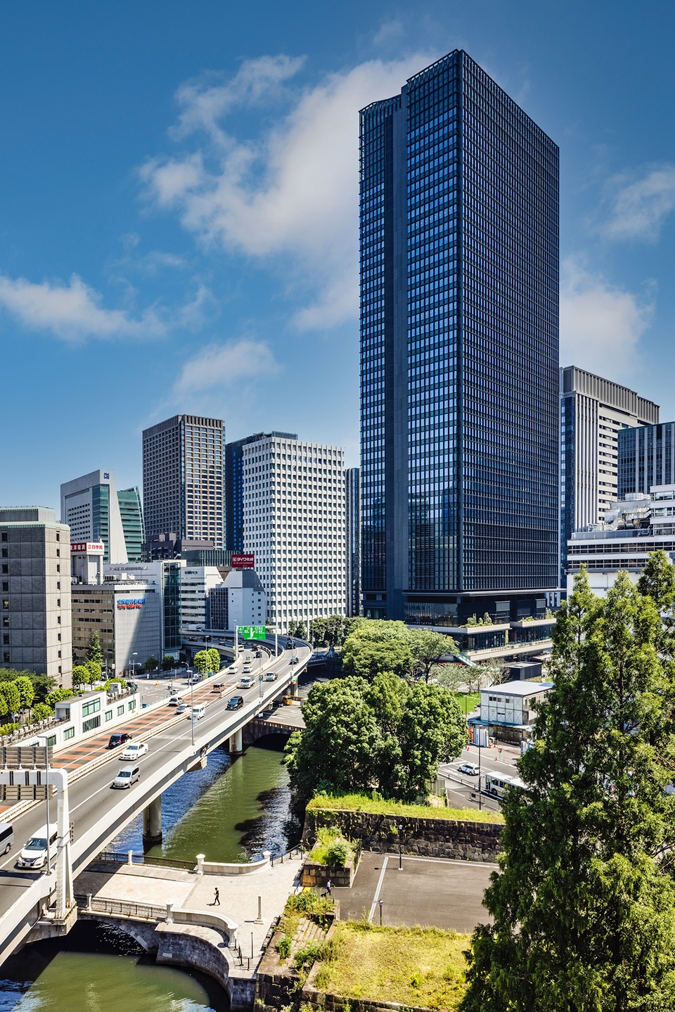 TOKYO TORCH Tokiwabashi Tower by Mitsubishi Jisho Design