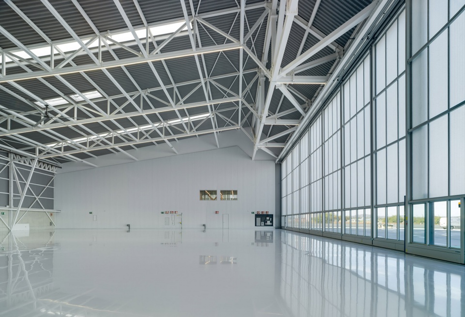 Private Terminal at Manises Airport by ERRE arquitectura
