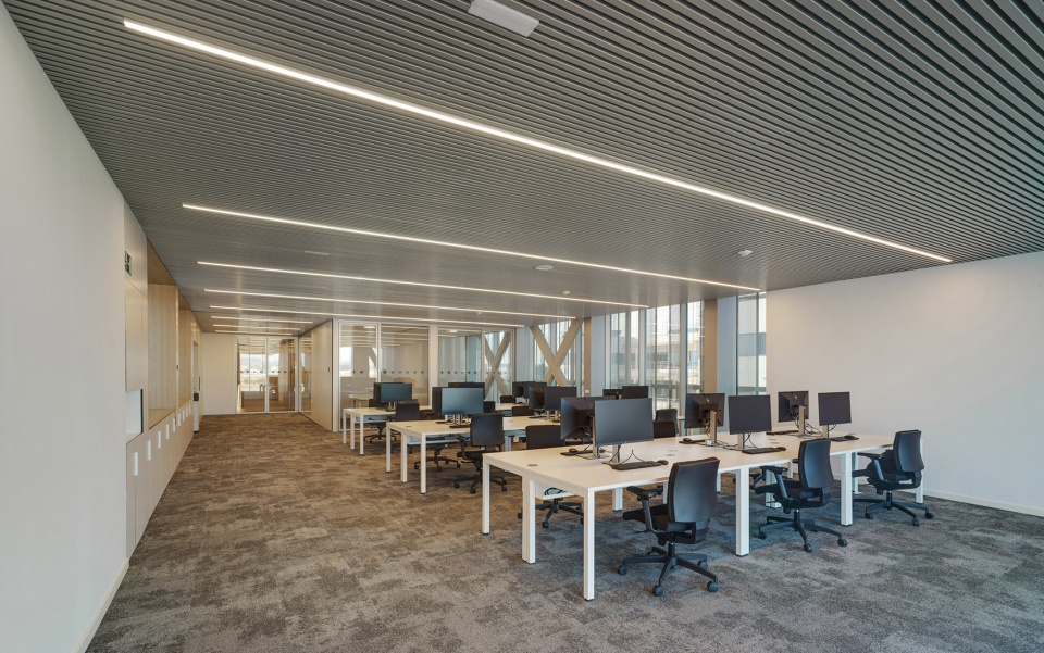 Private Terminal at Manises Airport by ERRE arquitectura