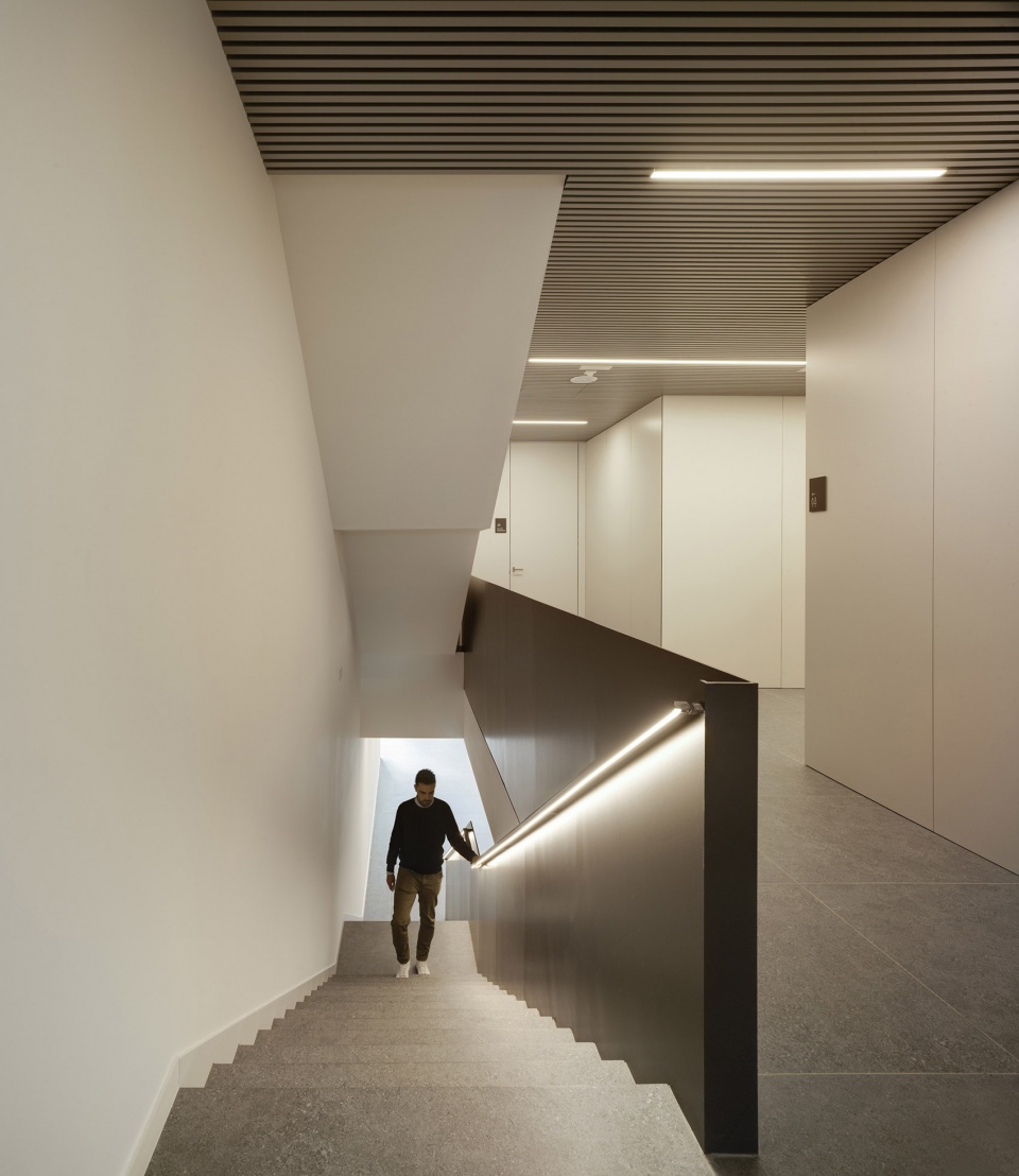 Private Terminal at Manises Airport by ERRE arquitectura