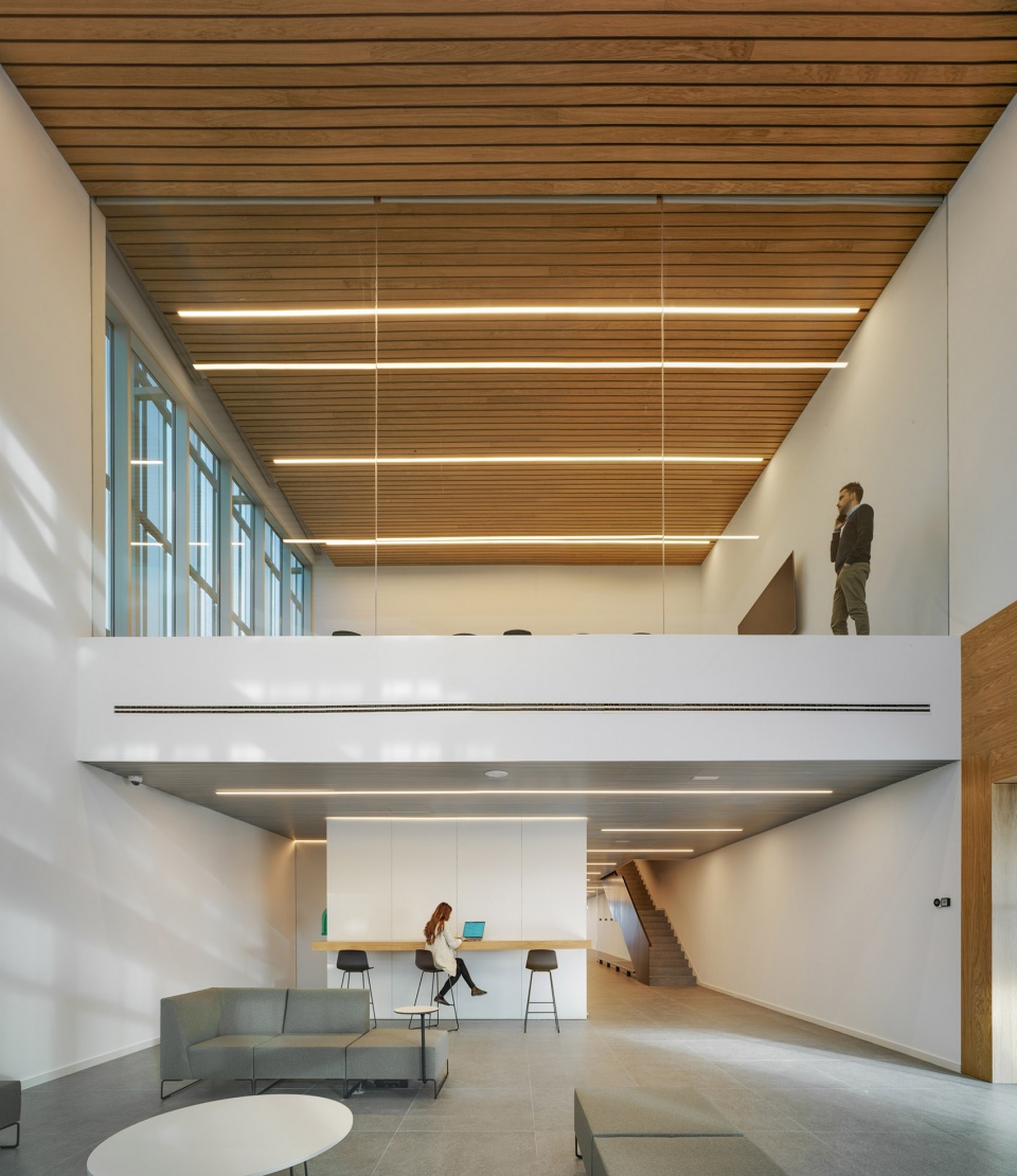 Private Terminal at Manises Airport by ERRE arquitectura