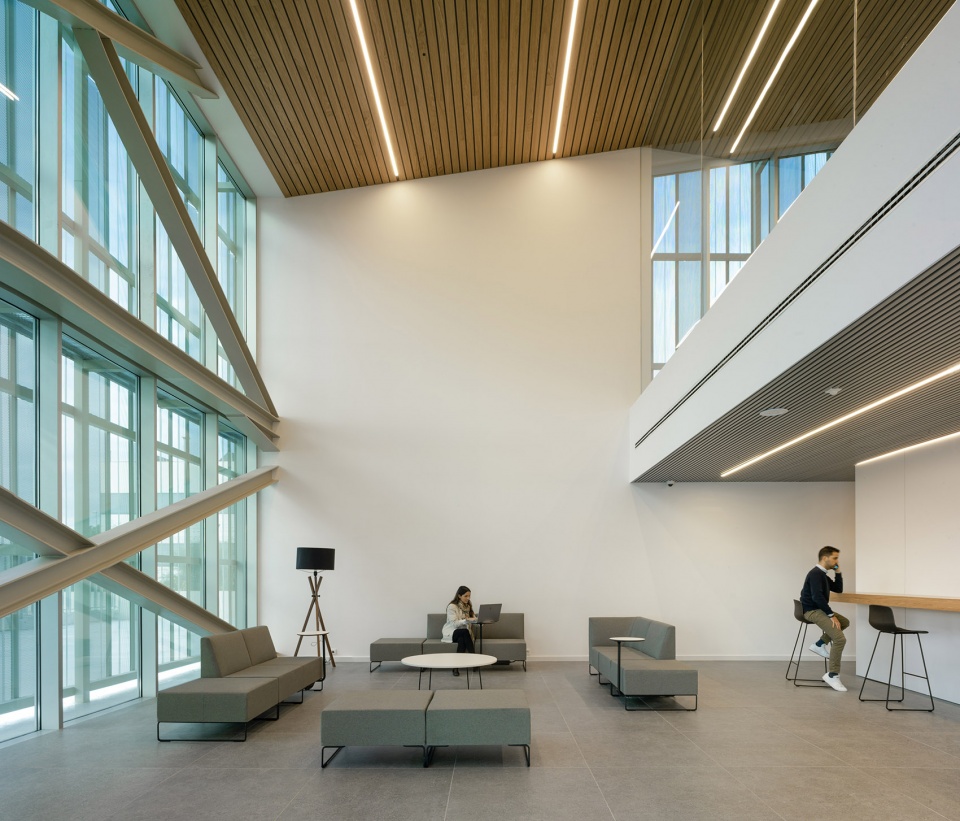Private Terminal at Manises Airport by ERRE arquitectura