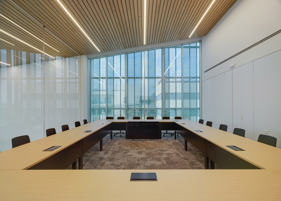 Private Terminal at Manises Airport by ERRE arquitectura