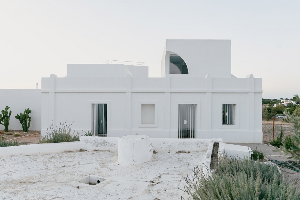 Casa Cabrita Moleiro by Atelier Data