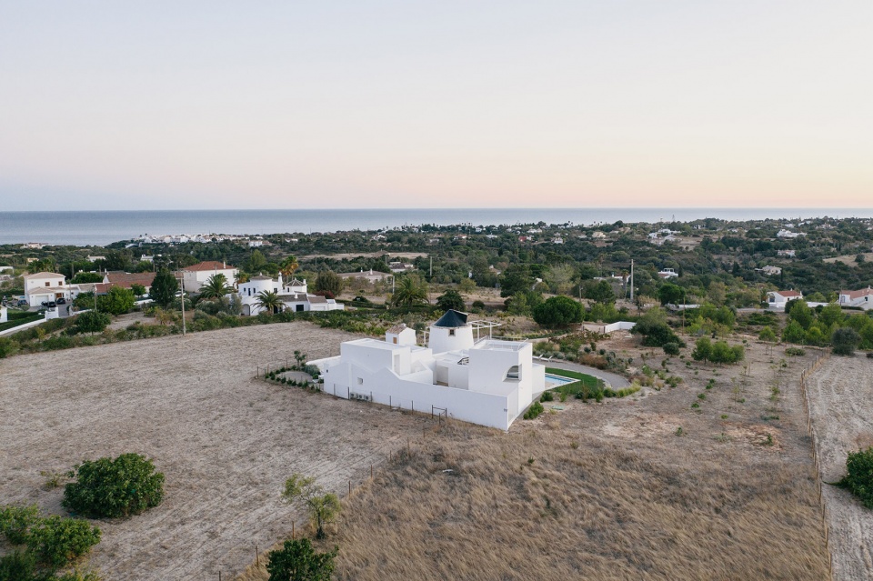 Casa Cabrita Moleiro by Atelier Data