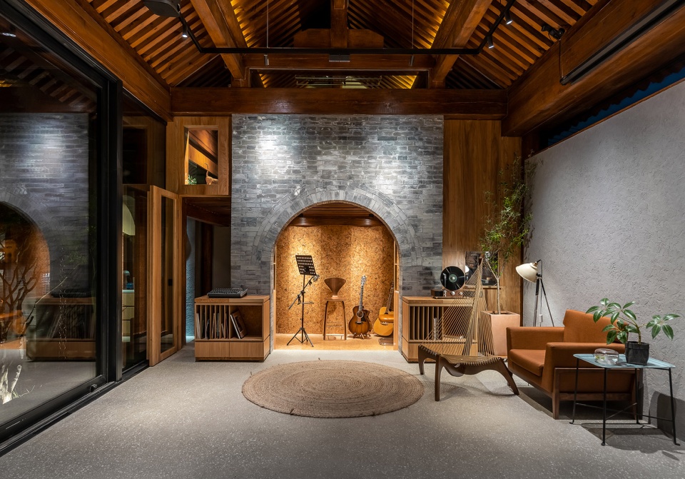 shiyuan by days in yard workshop