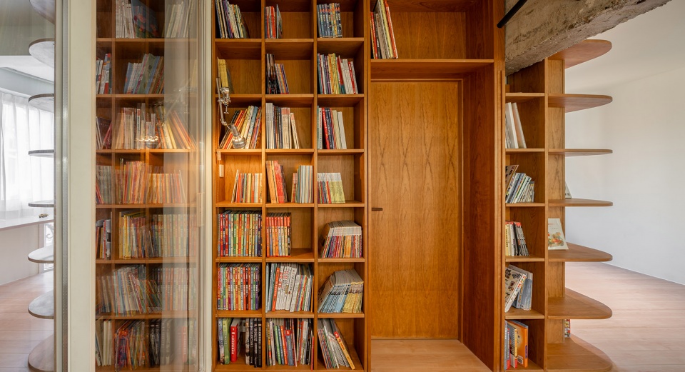 A center core surrounded by bookcases China by Atelier D Y