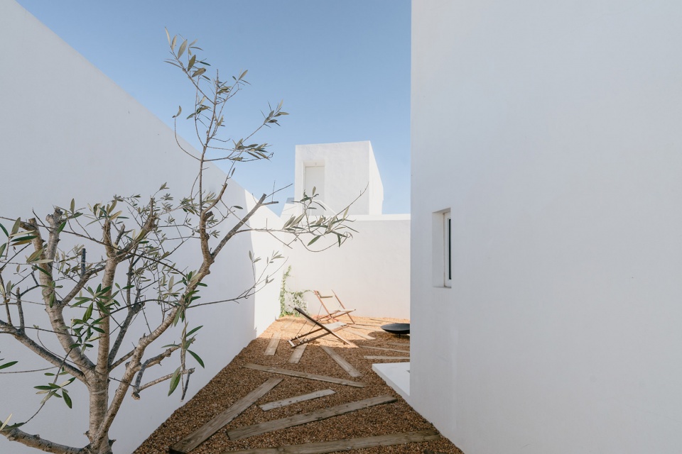 Casa Cabrita Moleiro by Atelier Data