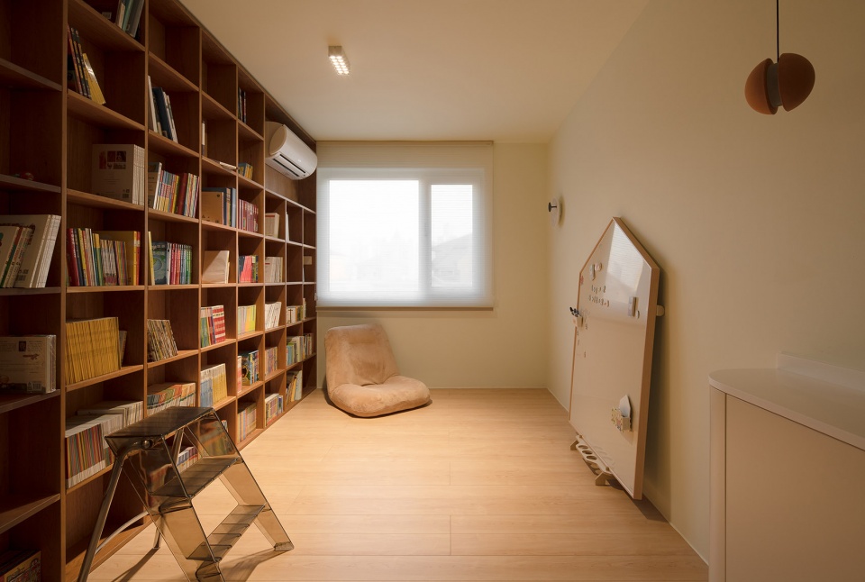 A center core surrounded by bookcases China by Atelier D Y