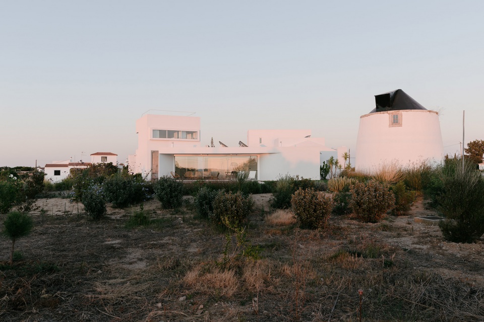 Casa Cabrita Moleiro by Atelier Data