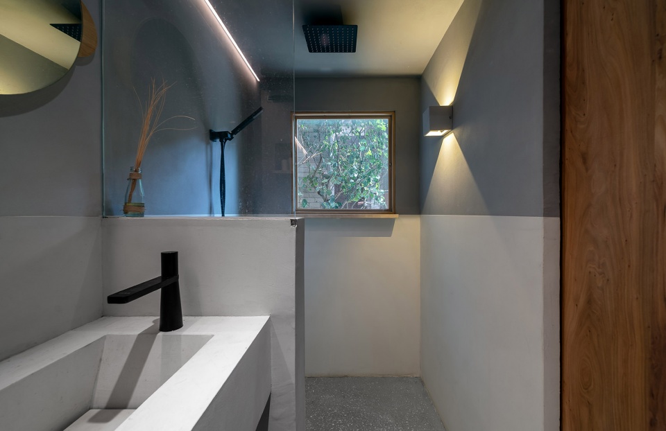 shiyuan by days in yard workshop