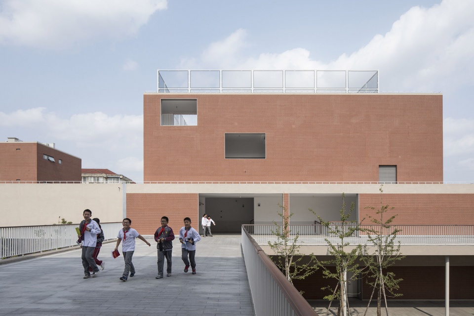 the huafa road south campus of shanghai xuhui high school china by atelier deshaus 1