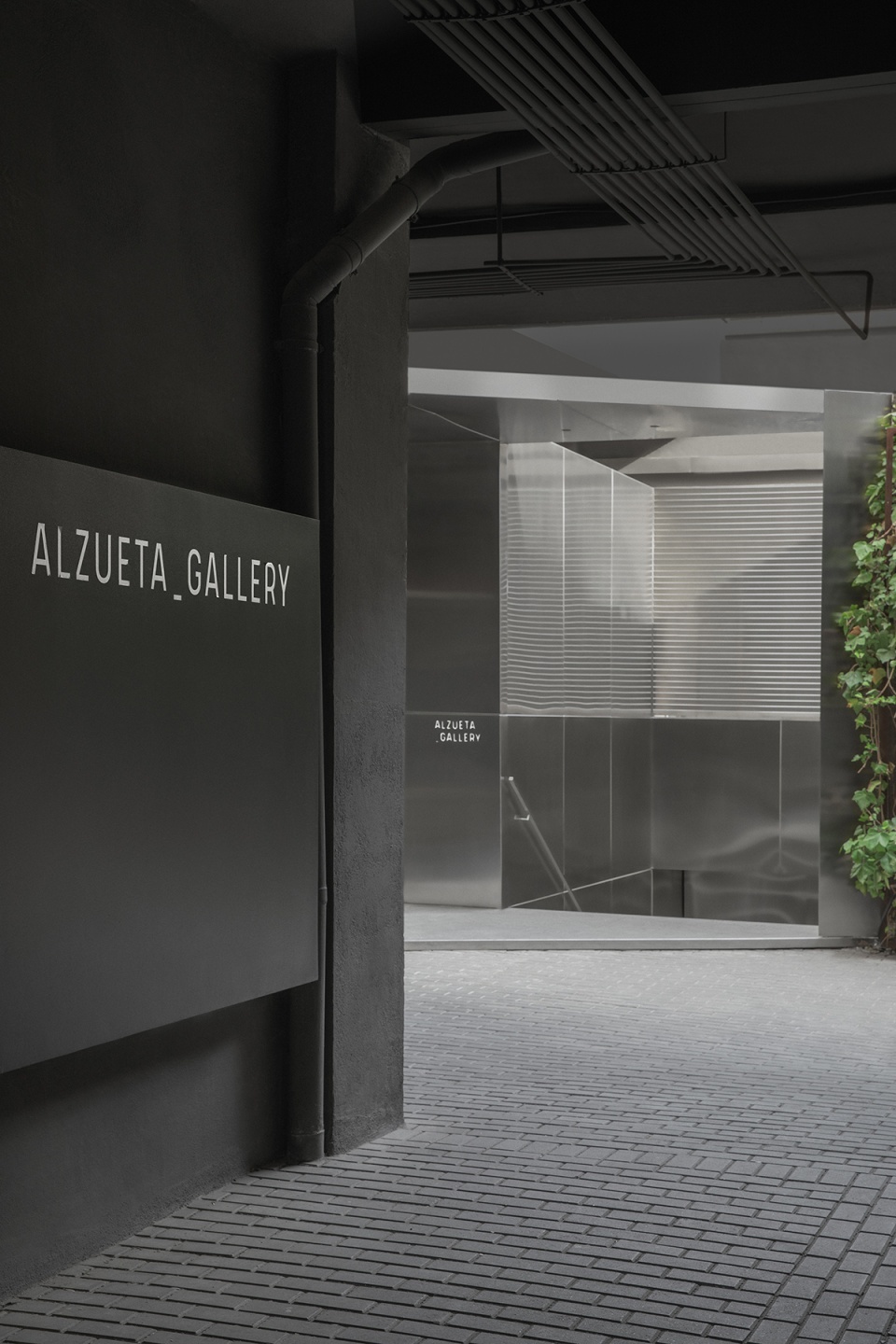 alzueta gallery entrance by francesc rife studio