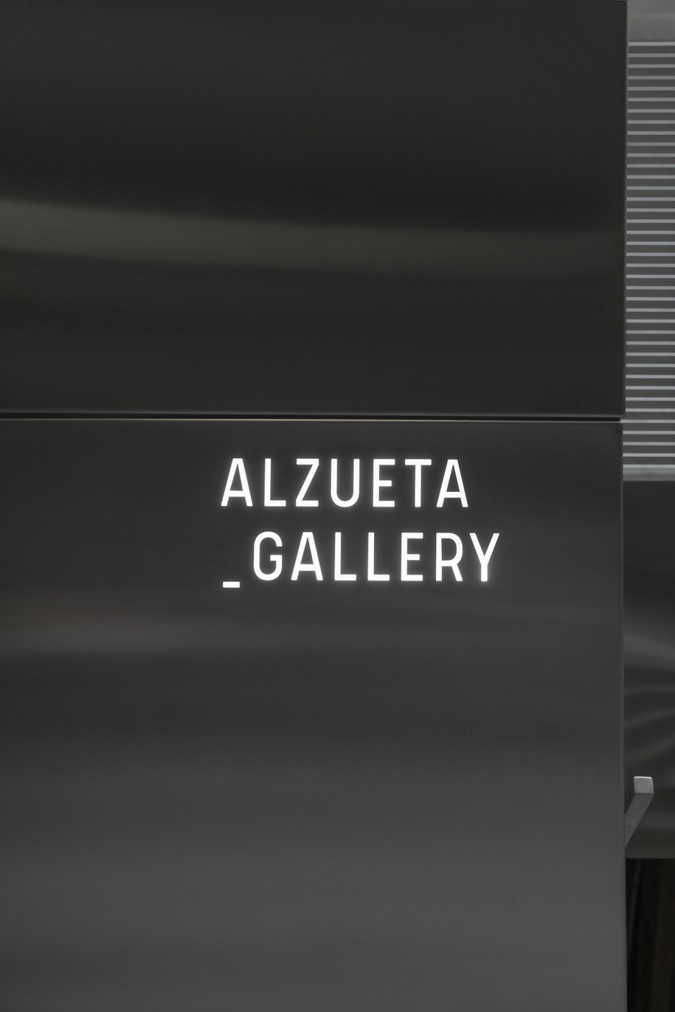 alzueta gallery entrance by francesc rife studio