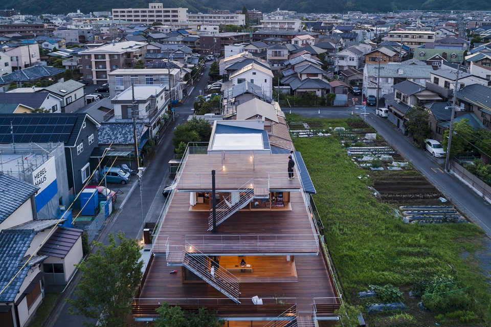 castle house by tezuka architects