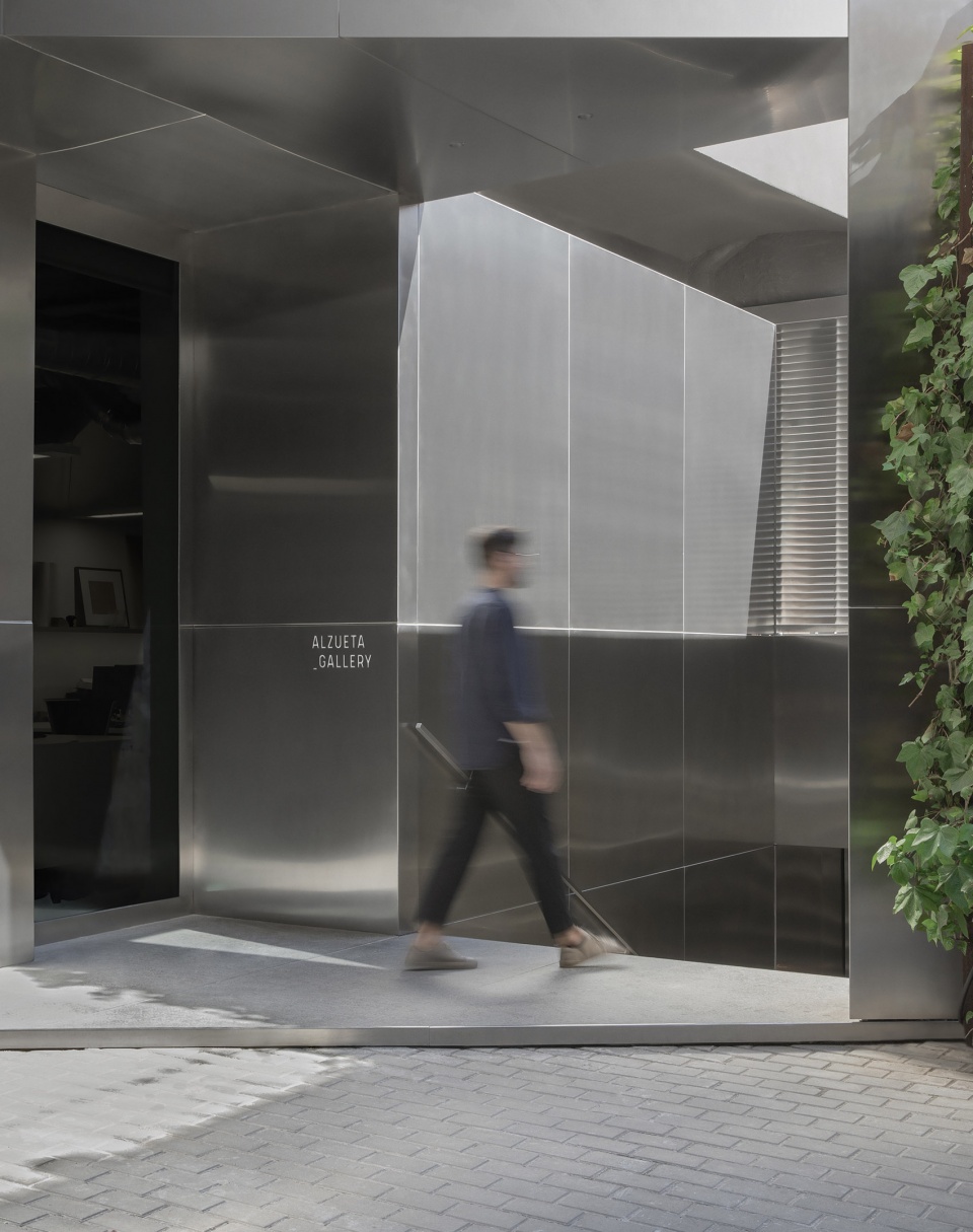 alzueta gallery entrance by francesc rife studio