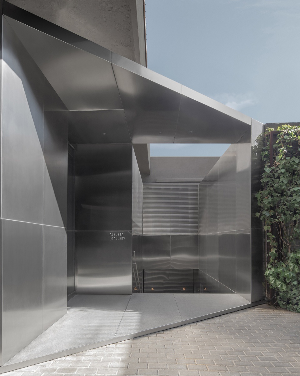 alzueta gallery entrance by francesc rife studio