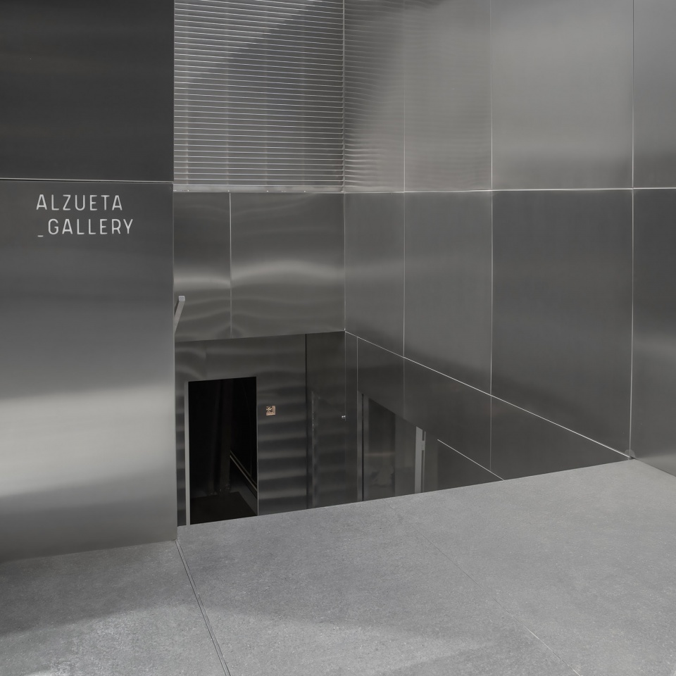 alzueta gallery entrance by francesc rife studio