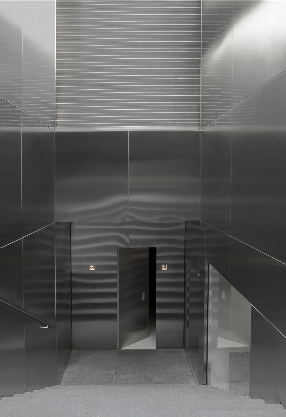 alzueta gallery entrance by francesc rife studio