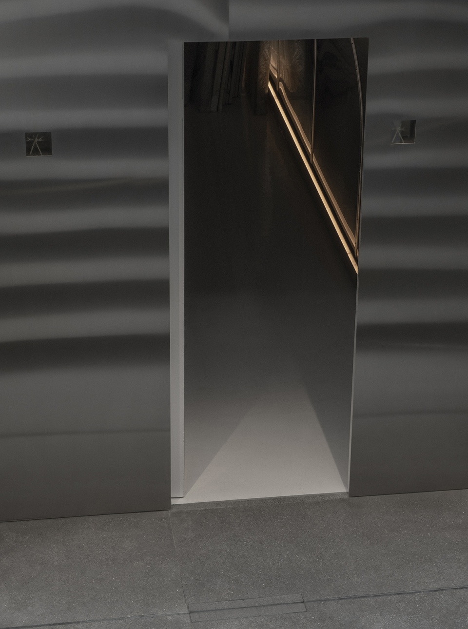 alzueta gallery entrance by francesc rife studio