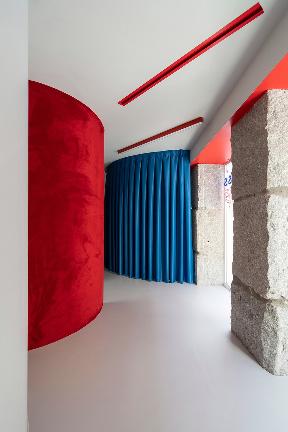 IMPRESS MADRID TEENS by Raul Sanchez Architects