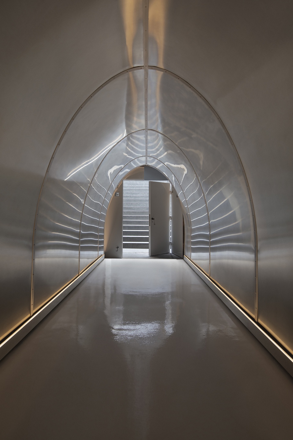 alzueta gallery entrance by francesc rife studio