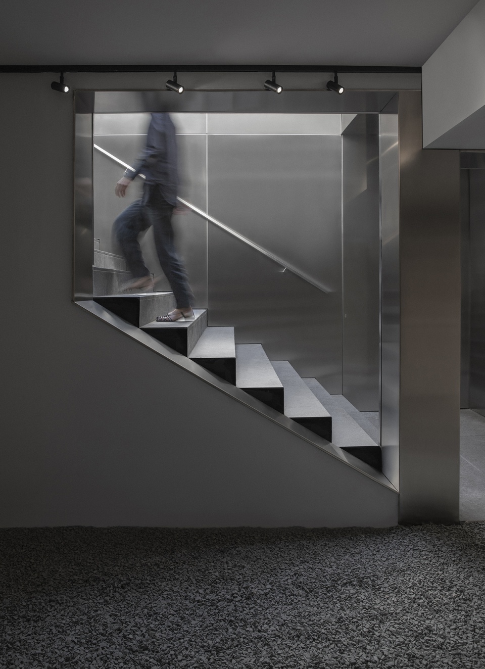 alzueta gallery entrance by francesc rife studio