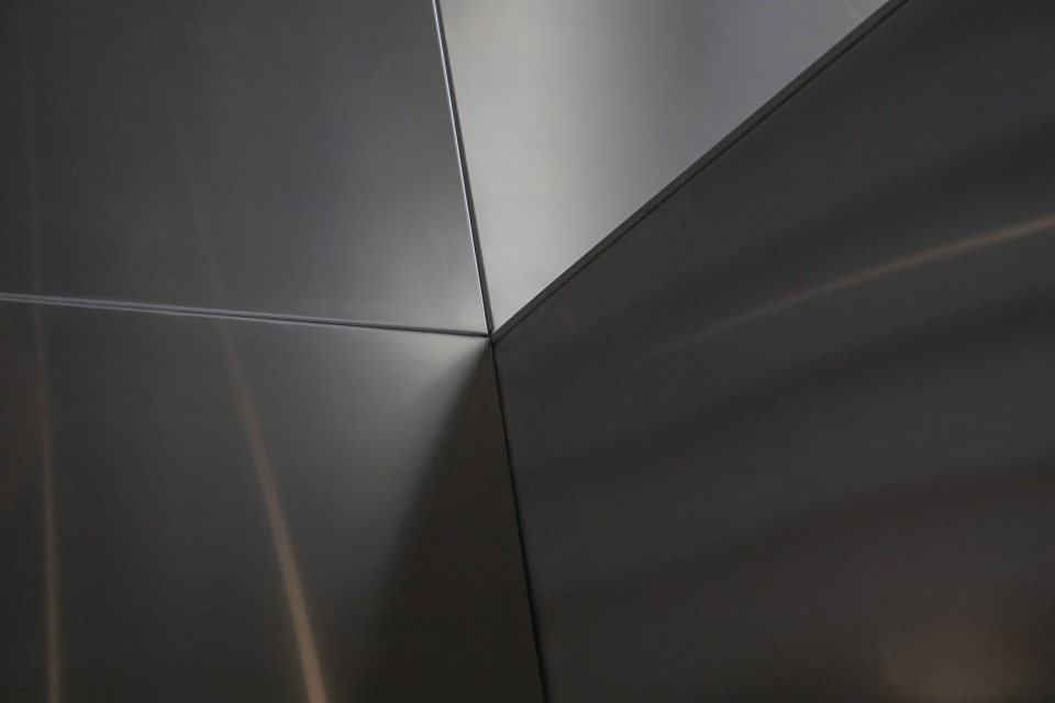 alzueta gallery entrance by francesc rife studio