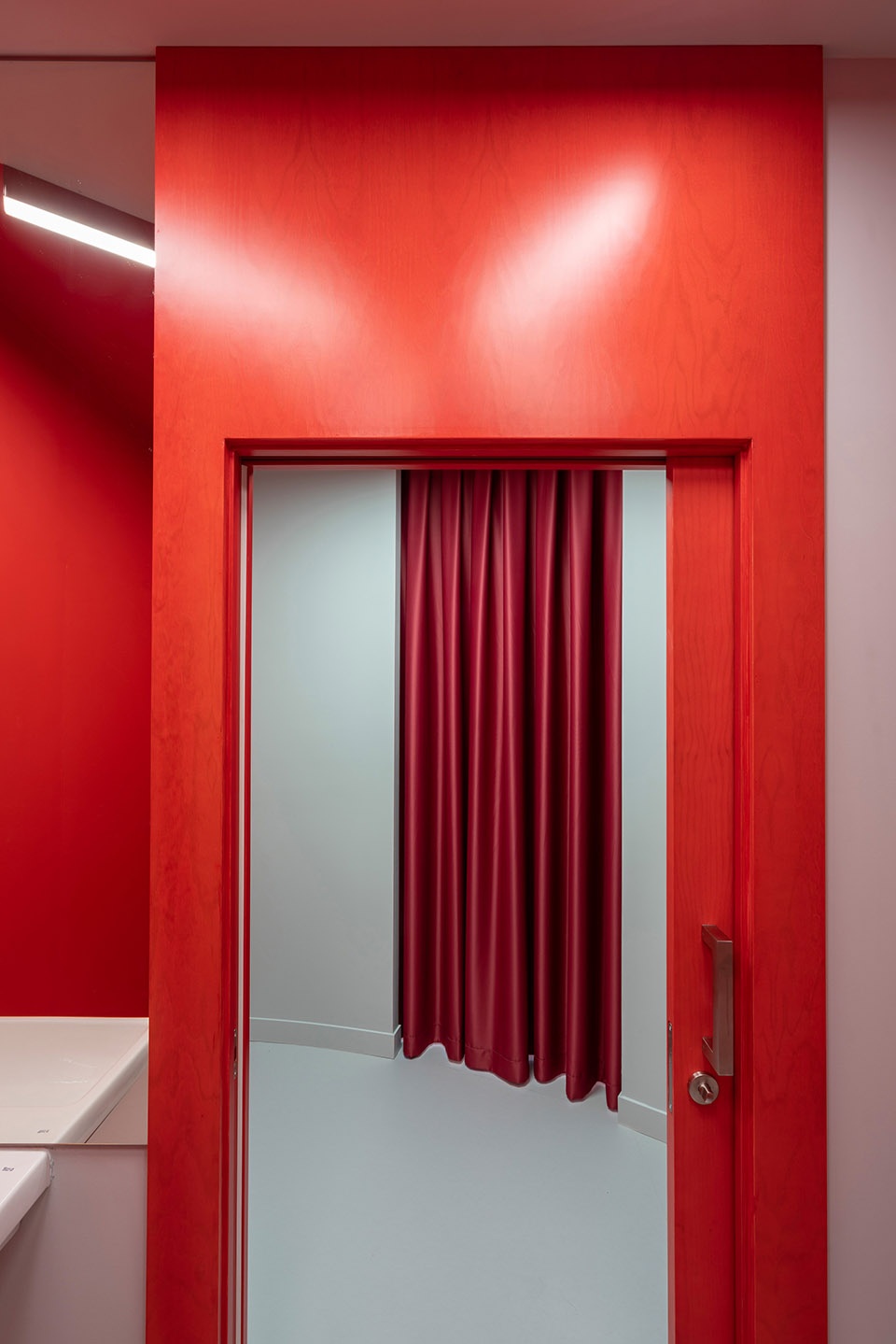 IMPRESS MADRID TEENS by Raul Sanchez Architects