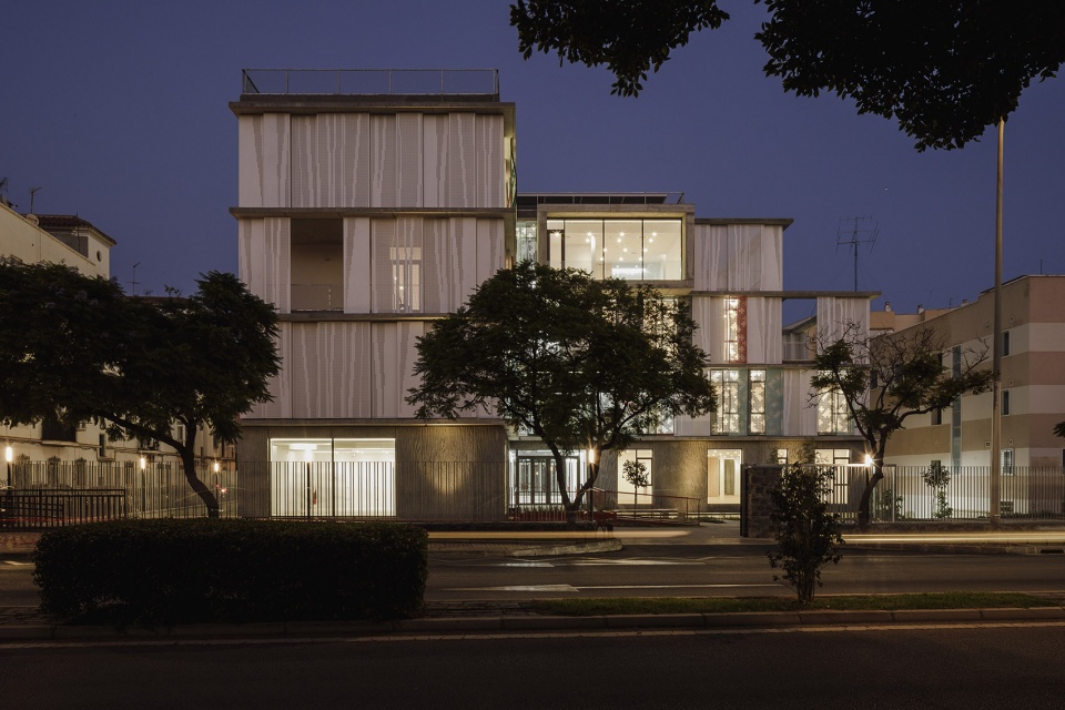 Provincial Office of the Red Cross in Malaga endosdedos architecture