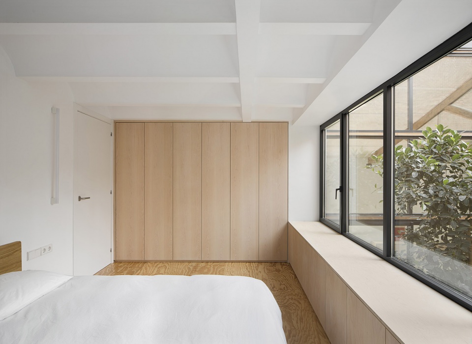 red house barcelona by arame studio