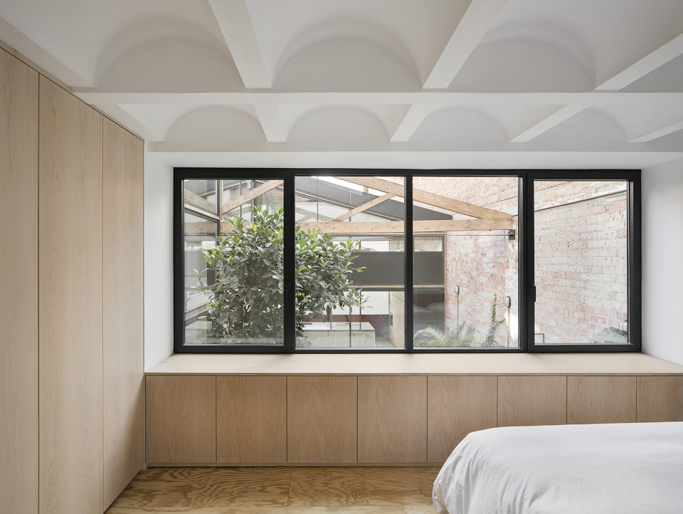 red house barcelona by arame studio