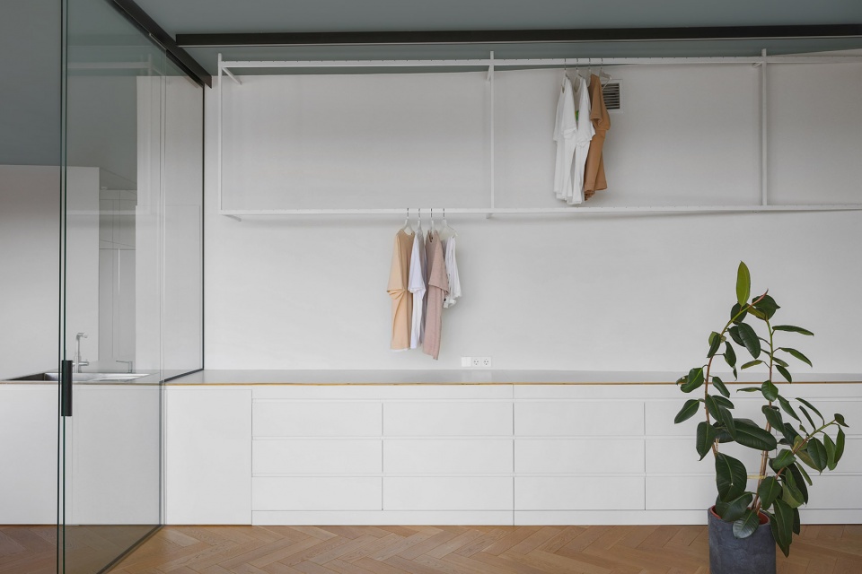 reflection apartment minsk by zrobim architects