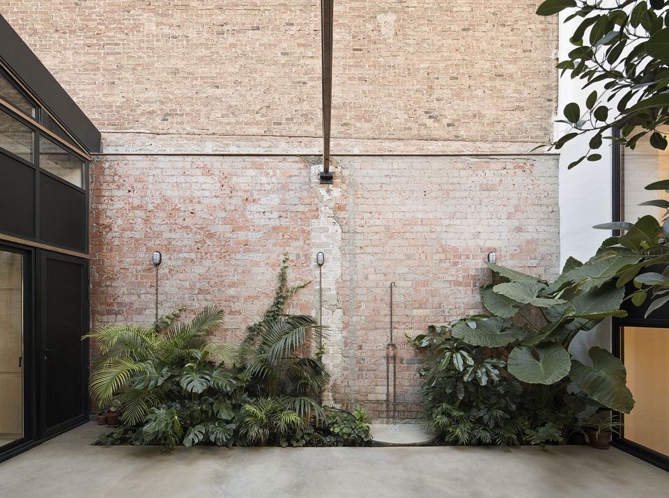 red house barcelona by arame studio