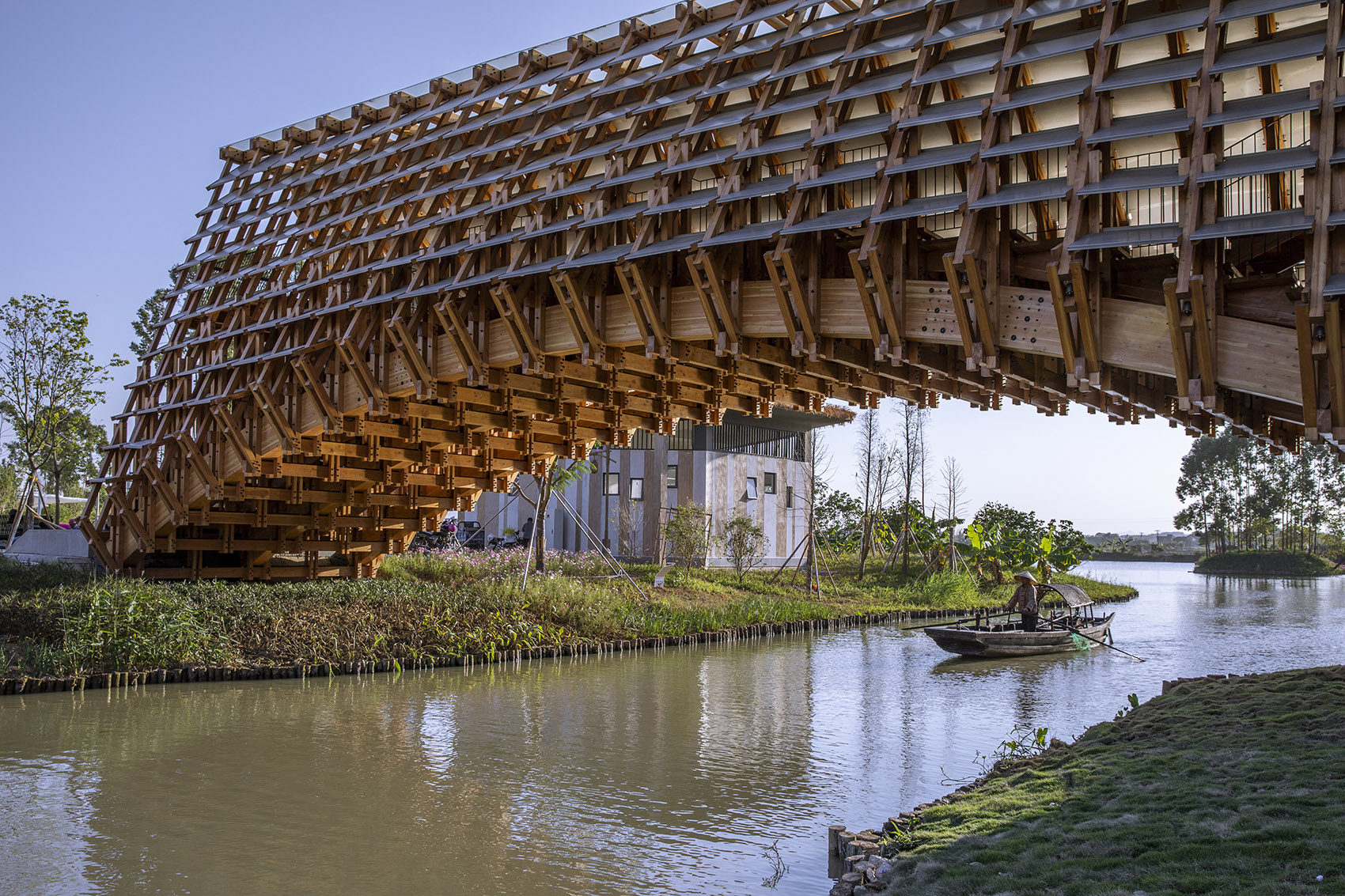 Timber Bridge in Gulou Waterfront, Guangdong, China by LUO studio 谷德设计网