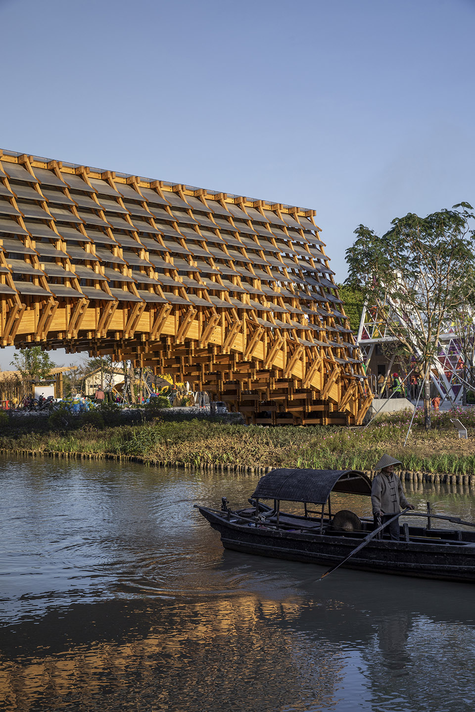 Timber Bridge in Gulou Waterfront, Guangdong, China by LUO studio 谷德设计网