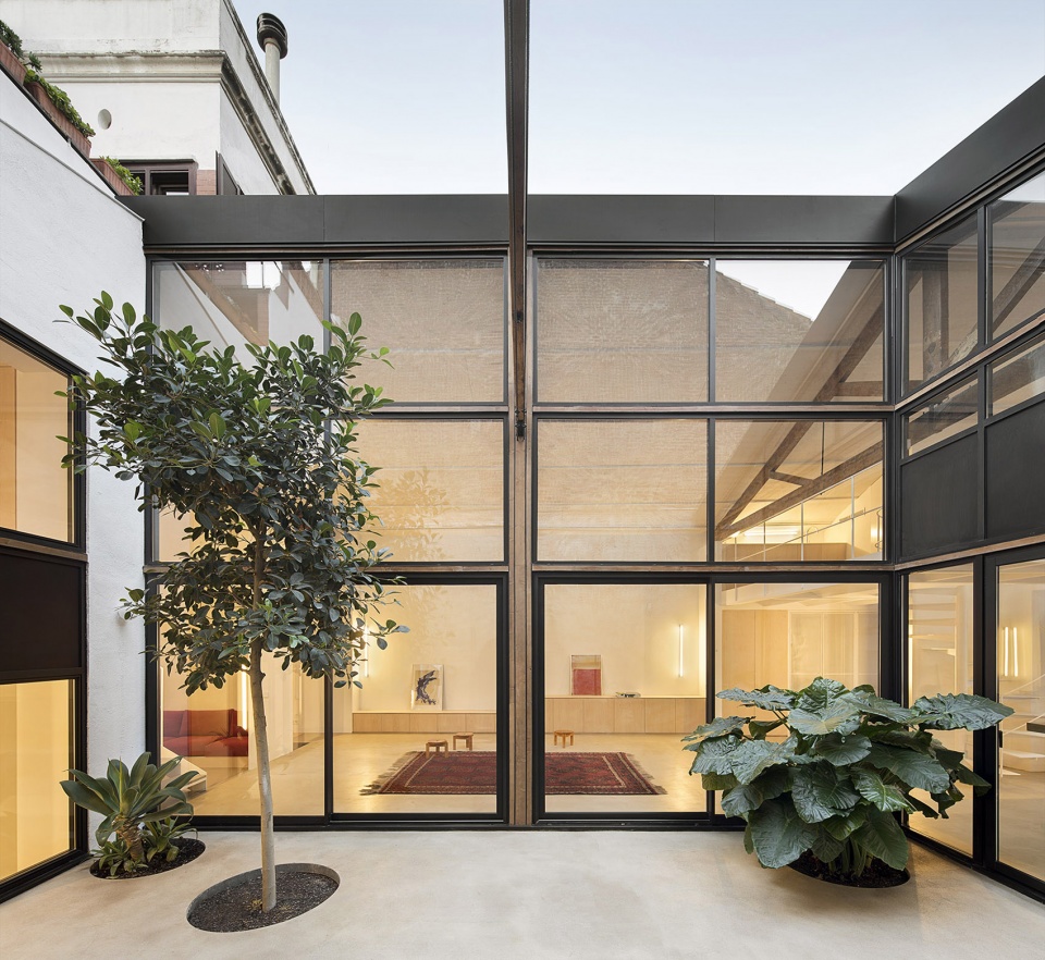 red house barcelona by arame studio