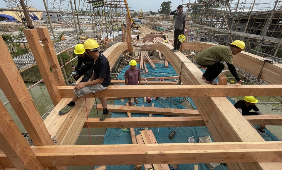 Timber Bridge in Gulou Waterfront LUO studio