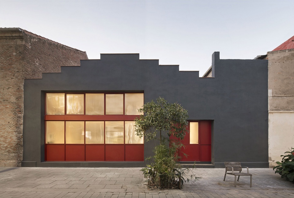 red house barcelona by arame studio