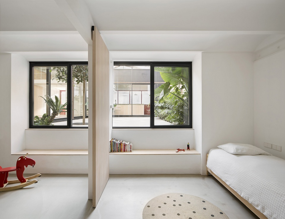 red house barcelona by arame studio