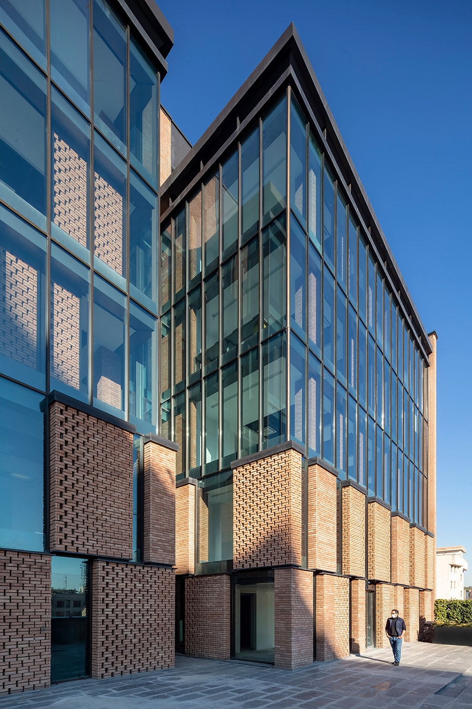Zomorrod 11 Bricks on The Move by akaran Architects
