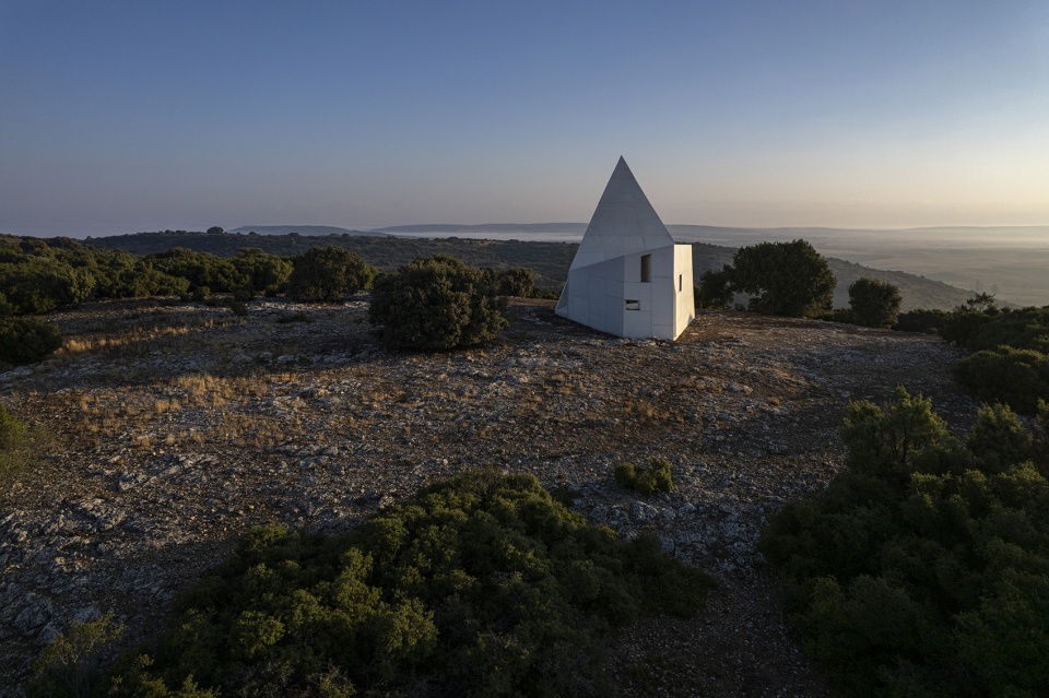 chapel in sierra la villa by s m a o
