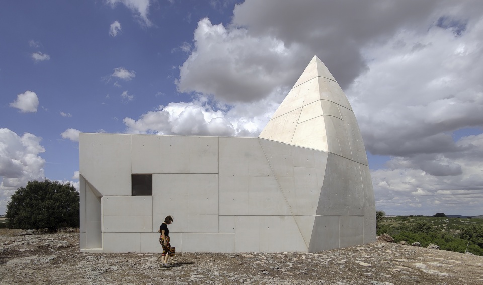 chapel in sierra la villa by s m a o