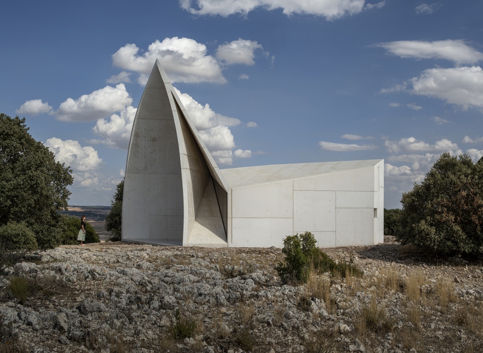 chapel in sierra la villa by s m a o